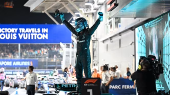 George Russell celebra vitória no GP de Singapura de Fórmula 1