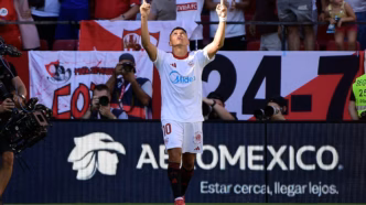 Alexis Sánchez comemora gol do Sevilla contra o Barcelona em partida da La Liga.