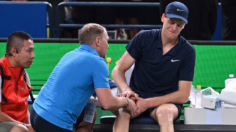 Jannik Sinner recebe atendimento médico durante partida no Masters 1000 de Shanghai.