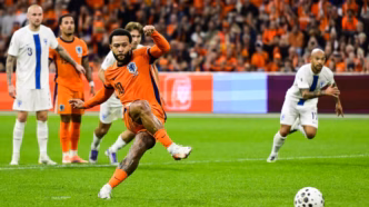 Memphis Depay comemora gol pela Holanda contra a Finlândia nas Eliminatórias da Copa.