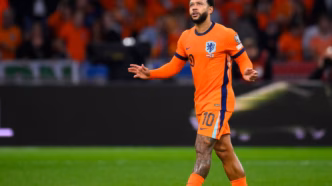 Memphis Depay em ação pela seleção da Holanda durante as Eliminatórias da Copa do Mundo de 2026.