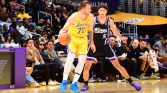 Luka Dončić em ação durante a partida entre Lakers e Kings pela pré-temporada da NBA