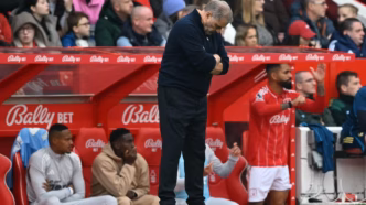 Ange Postecoglou em campo durante derrota do Nottingham Forest pela Premier League.