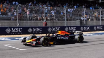 Max Verstappen pilotando seu carro na corrida sprint da Fórmula 1 nos Estados Unidos.