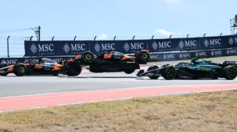 Batida entre Oscar Piastri e Lando Norris na primeira curva da corrida sprint do GP dos EUA de F1.
