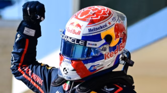 Max Verstappen levanta troféu como vencedor do GP dos EUA de Fórmula 1