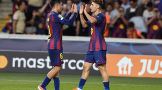 Fermín López e Pedri comemoram gol do Barcelona na Champions League
