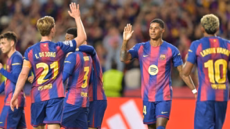 Jogadores de futebol, Frankie De Jong e Marcus Rashford, em campo durante uma partida.