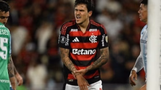 Pedro com a mão fraturada em jogo do Flamengo contra o Racing.