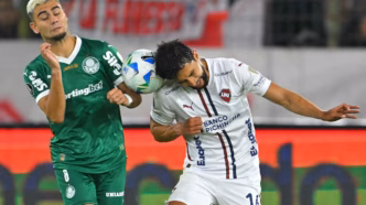 Andreas Pereira em ação durante a partida entre LDU e Palmeiras pela Libertadores.