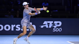 João Fonseca em ação durante o ATP da Basiléia, preparo para o Masters 1000 de Paris.