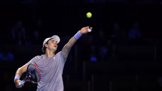 João Fonseca em quadra durante a final do ATP 500 da Basileia, na Suíça.