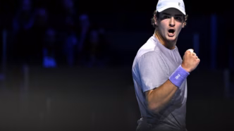 João Fonseca em ação durante a semifinal do ATP 500 da Basileia, demonstrando foco na partida.