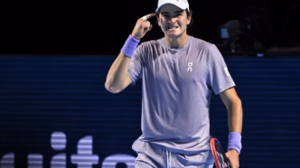João Fonseca em ação contra Denis Shapovalov no ATP de Basileia.