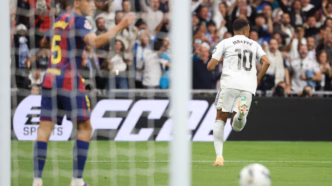 Kylian Mbappé comemora gol pelo Real Madrid contra o Barcelona em "El Clásico"
