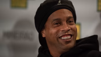 Ronaldinho Gaúcho em homenagem ao Grêmio no antigo Estádio Olímpico.