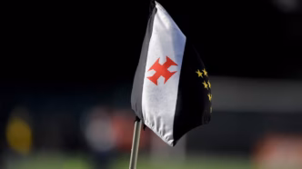 Bandeira do Vasco da Gama hasteada, representando a aprovação do plano de recuperação judicial.