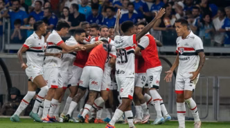 Elenco do São Paulo comemora gol importante no Brasileirão, buscando a vaga no G6.