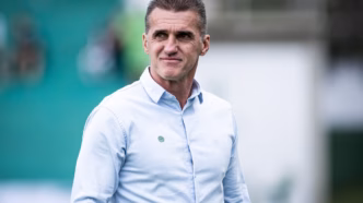 Vagner Mancini, técnico do Goiás, em campo.