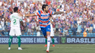 Lucero comemora gol do Fortaleza contra o Juventude pelo Brasileirão