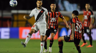 Philippe Coutinho em partida entre Vasco e Vitória no Campeonato Brasileiro 2025.
