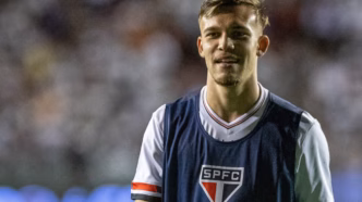 Negrucci em campo pelo São Paulo, volante de origem que atua improvisado na zaga.