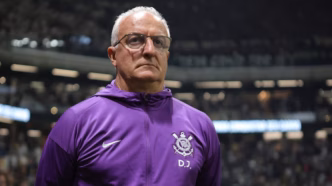 Dorival Júnior comanda treino do Corinthians visando jogo contra o Vitória.