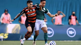 Luiz Araújo e Vitor Roque em campo durante o duelo entre Flamengo e Palmeiras pelo Campeonato Brasileiro.