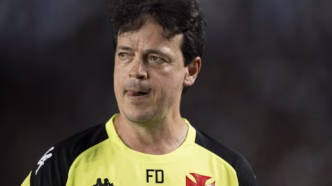 Fernando Diniz sorrindo em campo durante partida do Vasco.