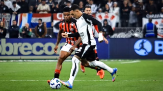 Jogadores de Vitória x Corinthians disputam a bola no Brasileirão