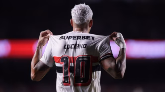Luciano, atacante do São Paulo, em campo durante a partida contra o Palmeiras.