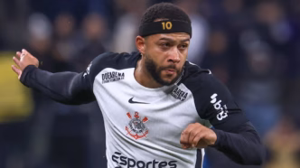 Memphis Depay em campo durante partida entre Corinthians e Atlético-MG pelo Campeonato Brasileiro.