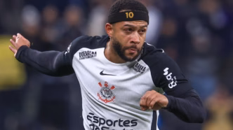 Memphis Depay, atacante do Corinthians, com a camisa do clube