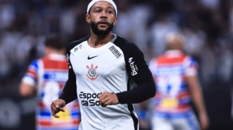 Corinthians em campo, com foco na estratégia para superar desfalques.