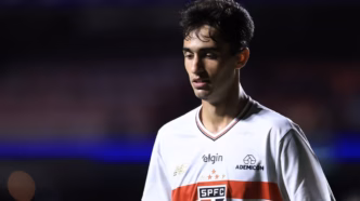 Jogador Rodriguinho em ação pelo São Paulo.