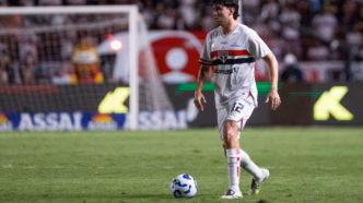 Nahuel Ferraresi em campo pelo São Paulo durante partida.