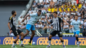 Edenílson em ação pelo Grêmio contra o Atlético-MG, um dos jogadores que marcaram contra o Galo.