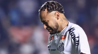 Neymar em campo pela Seleção Brasileira durante partida.