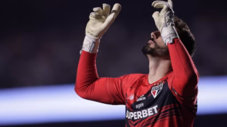 Rafael, goleiro do São Paulo, lamenta após derrota para o Grêmio no Brasileirão.