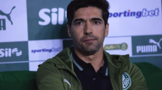 Abel Ferreira, técnico do Palmeiras, em ação durante partida.