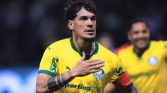 Gustavo Gómez, zagueiro e capitão do Palmeiras, comemora um gol no Allianz Parque em jogo do Campeonato Brasileiro.