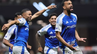 Fabrício Bruno, zagueiro do Cruzeiro, em ação durante partida.