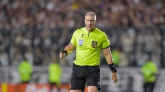 Anderson Daronco em campo, árbitro apitando lance de pênalti no clássico entre Vitória e Bahia pelo Brasileirão.