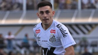 Escobar retorna de suspensão e deve voltar ao time titular do Santos.