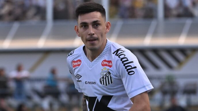 Escobar retorna de suspensão e deve voltar ao time titular do Santos.