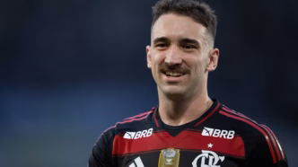 Léo Ortiz, zagueiro do Flamengo, em ação durante partida do Brasileirão.