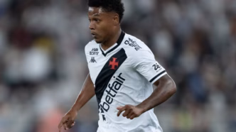 Matheus França comemora gol pelo Vasco na partida contra o Vitória.