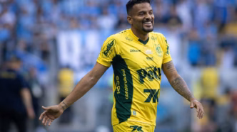 Reinaldo comemora em partida do Mirassol na Série A do Brasileirão.