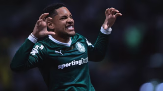 Vitor Roque, atacante do Palmeiras, comemora gol.
