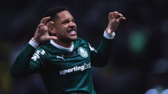 Vitor Roque comemora gol pelo Palmeiras em partida contra o São Paulo.